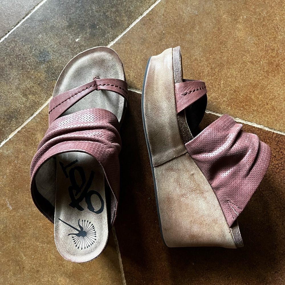 OTBT tailgate wedges in burnt brown/burgundy